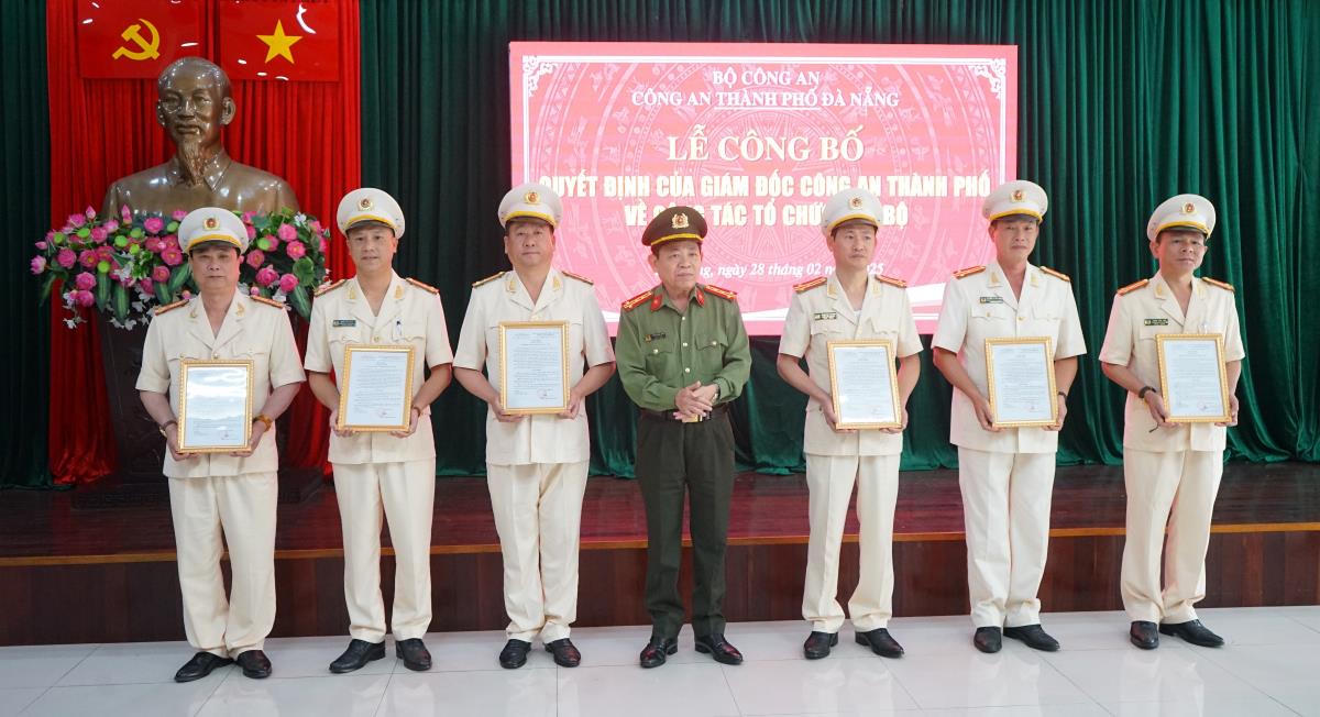 Công an các tỉnh, thành công bố Quyết định về công tác cán bộ 