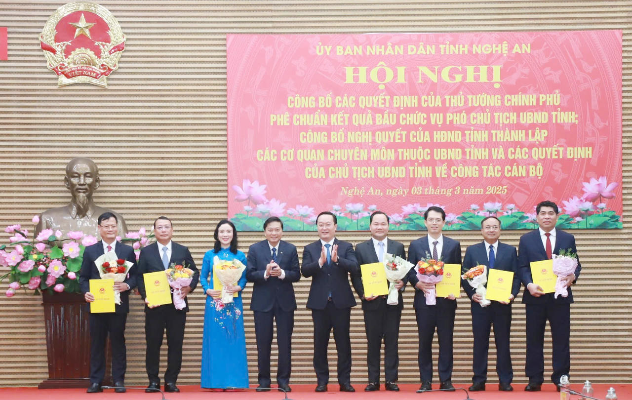 Nghệ An công bố quyết định phê chuẩn Phó Chủ tịch UBND tỉnh và điều động, bổ nhiệm lãnh đạo các sở, ngành