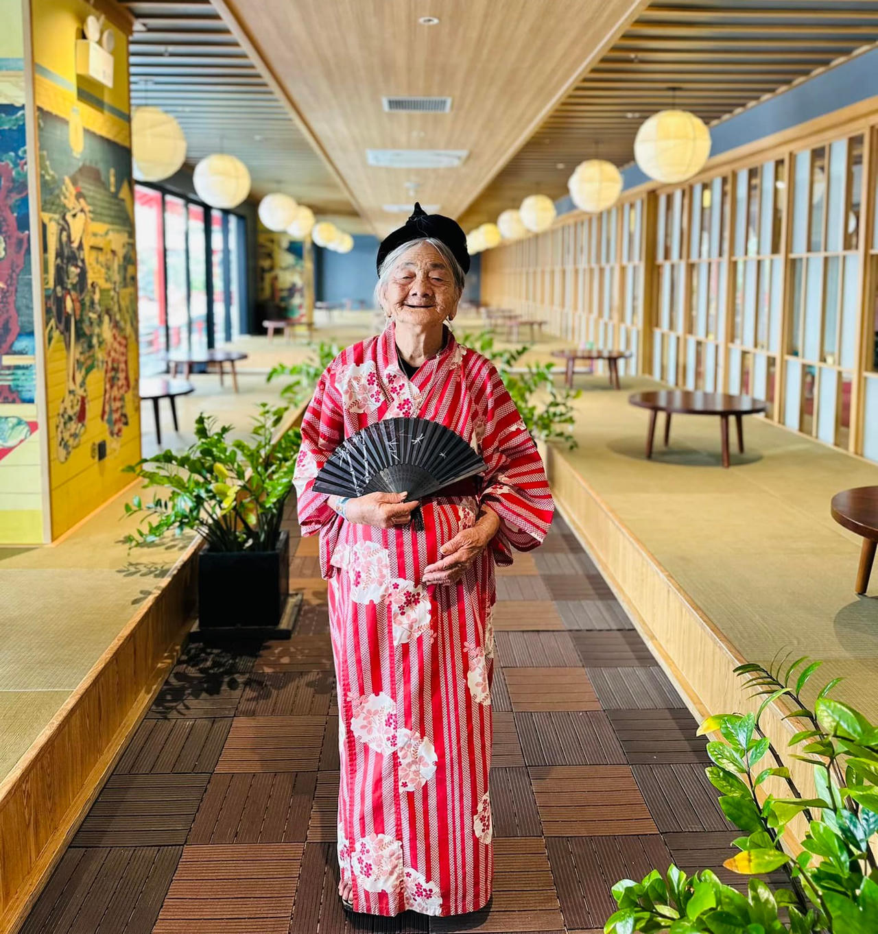 Cụ bà 97 tuổi check-in khắp Việt Nam gây sốt mạng xã hội