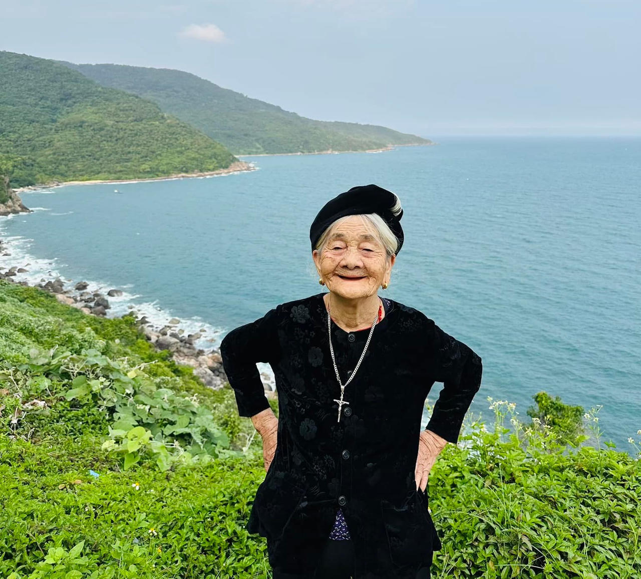 Cụ bà 97 tuổi check-in khắp Việt Nam gây sốt mạng xã hội