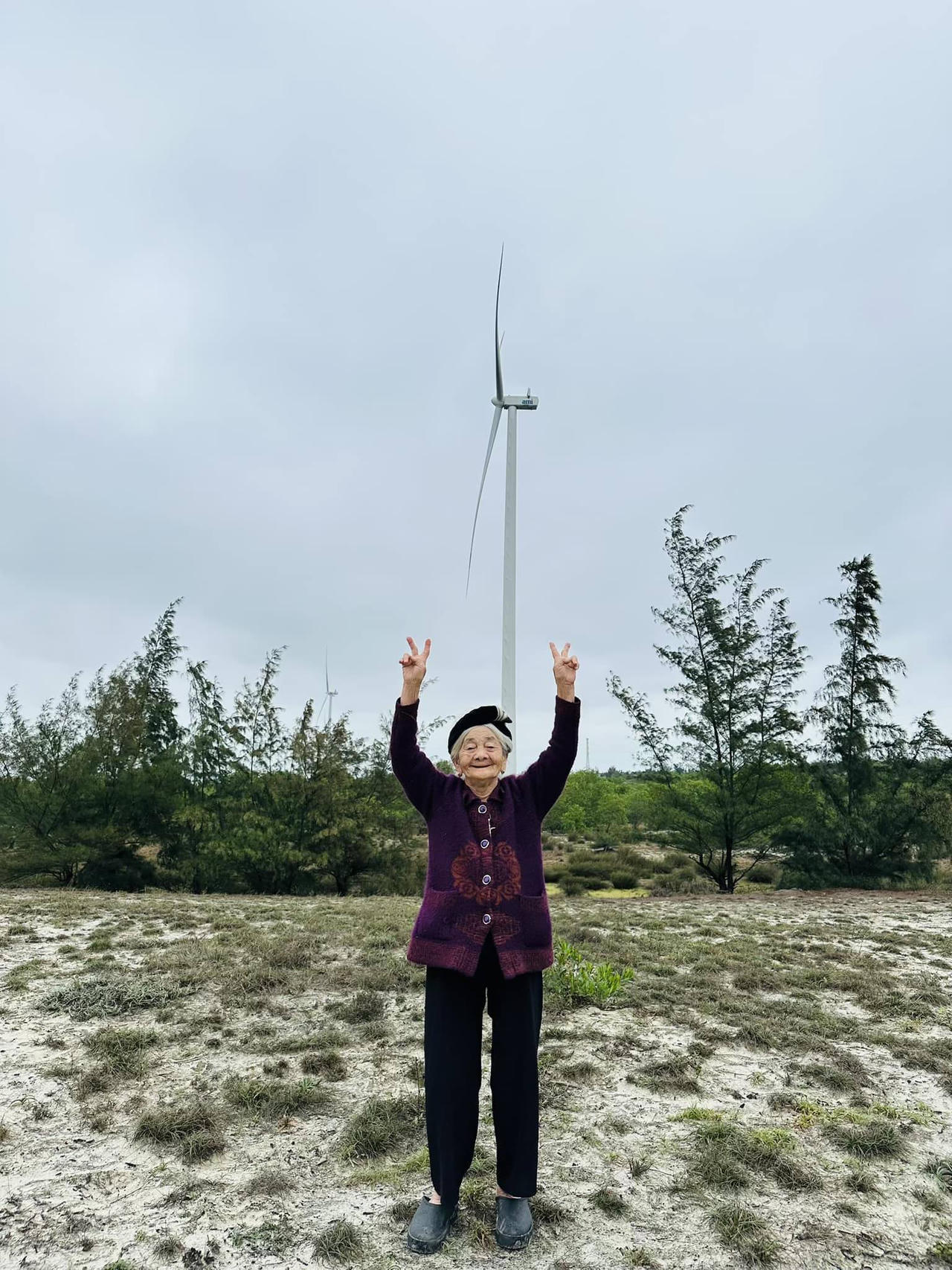 Cụ bà 97 tuổi check-in khắp Việt Nam gây sốt mạng xã hội