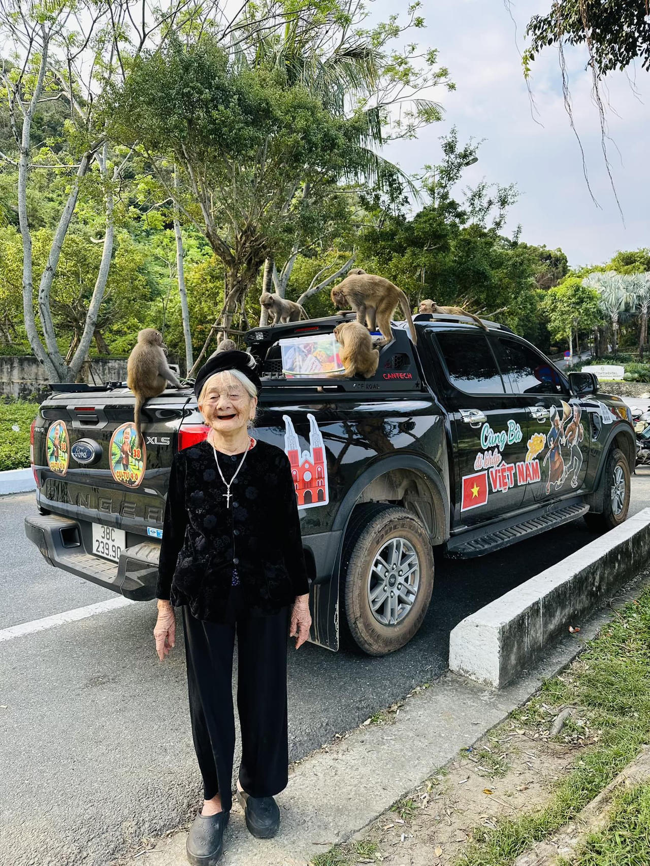 Cụ bà 97 tuổi check-in khắp Việt Nam gây sốt mạng xã hội