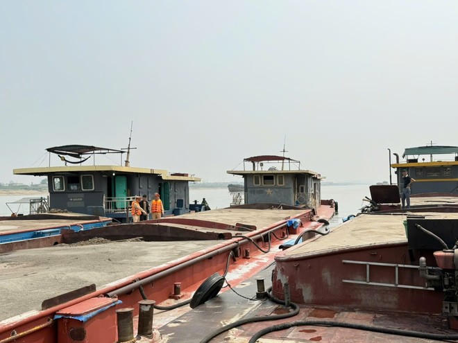 Bắt 3 tàu vận chuyển gần 1.000m3 cát không rõ nguồn gốc trên sông Hồng