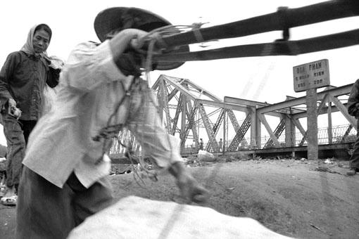 Kỹ năng tuyệt vời của người An Nam xây cầu 'Paul Doumer'