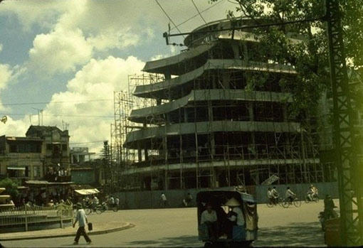 Chia tay tòa nhà 'Hàm cá mập' và những xúc cảm cho tương lai