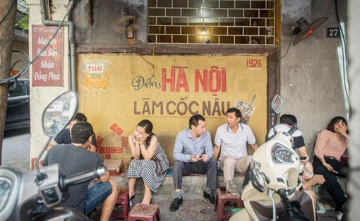 Đến Hà Nội, uống cà phê, ngắm quán, ngắm đường...