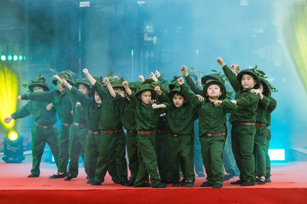 Tiết mục mãn nhãn của 42 học sinh lớp 2 gây bão mạng