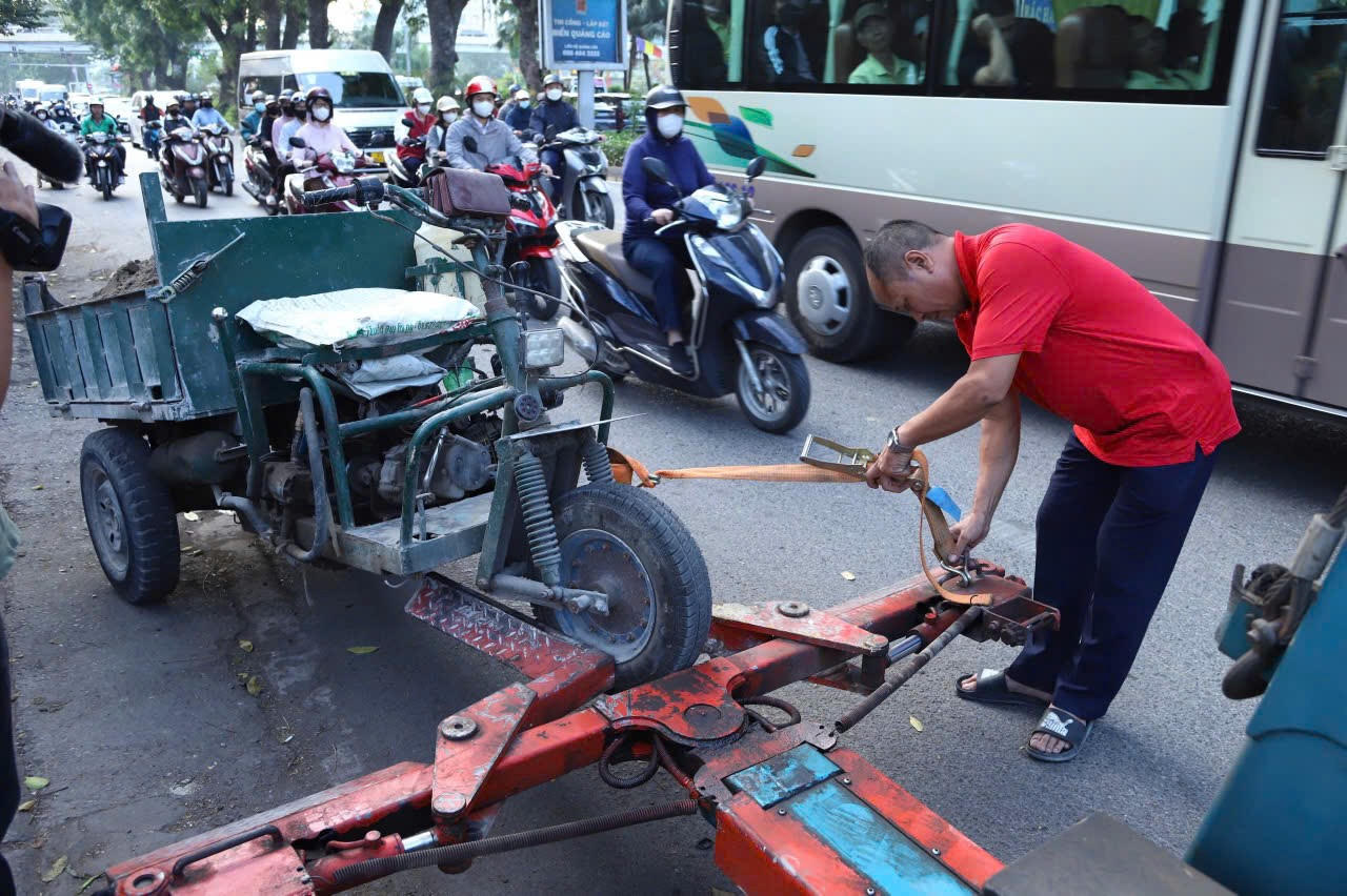 'Siết' xử lý xe ba bánh tự chế lưu thông trên đường Hà Nội