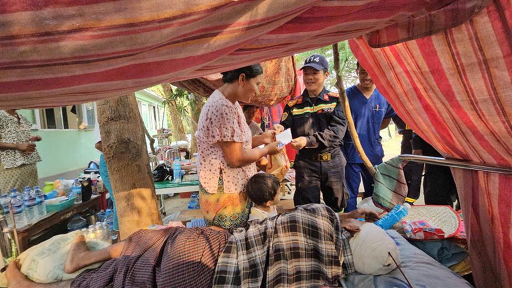 Công an Việt Nam chia sẻ nhu yếu phẩm và thuốc men cho bệnh nhân Myanmar