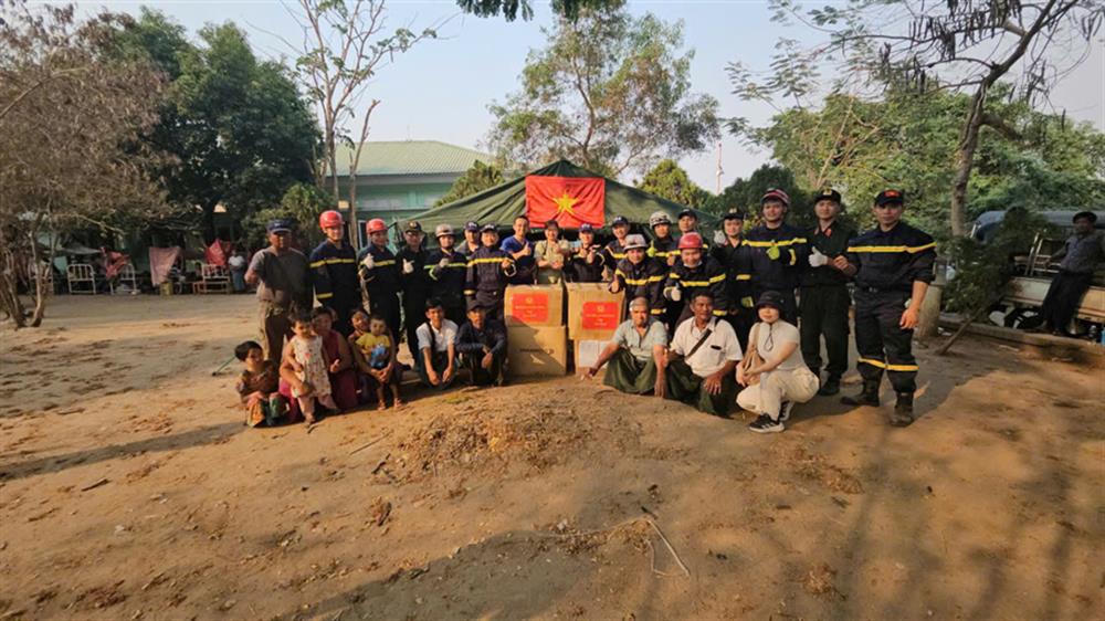 Công an Việt Nam chia sẻ nhu yếu phẩm và thuốc men cho bệnh nhân Myanmar