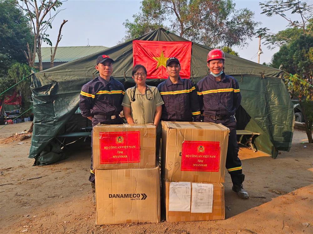 Công an Việt Nam chia sẻ nhu yếu phẩm và thuốc men cho bệnh nhân Myanmar