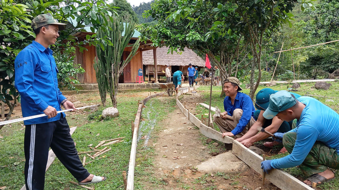 Hiên Cuôn - thủ lĩnh “biệt đội thợ xây” và hành trình “cõng” mái ấm lên non cao