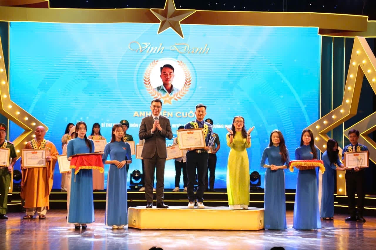 Hiên Cuôn - thủ lĩnh “biệt đội thợ xây” và hành trình “cõng” mái ấm lên non cao