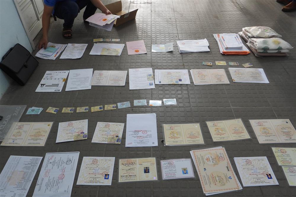 Phá đường dây bán văn bằng giả, thu giữ hơn 800 kiện vũ khí thô sơ 