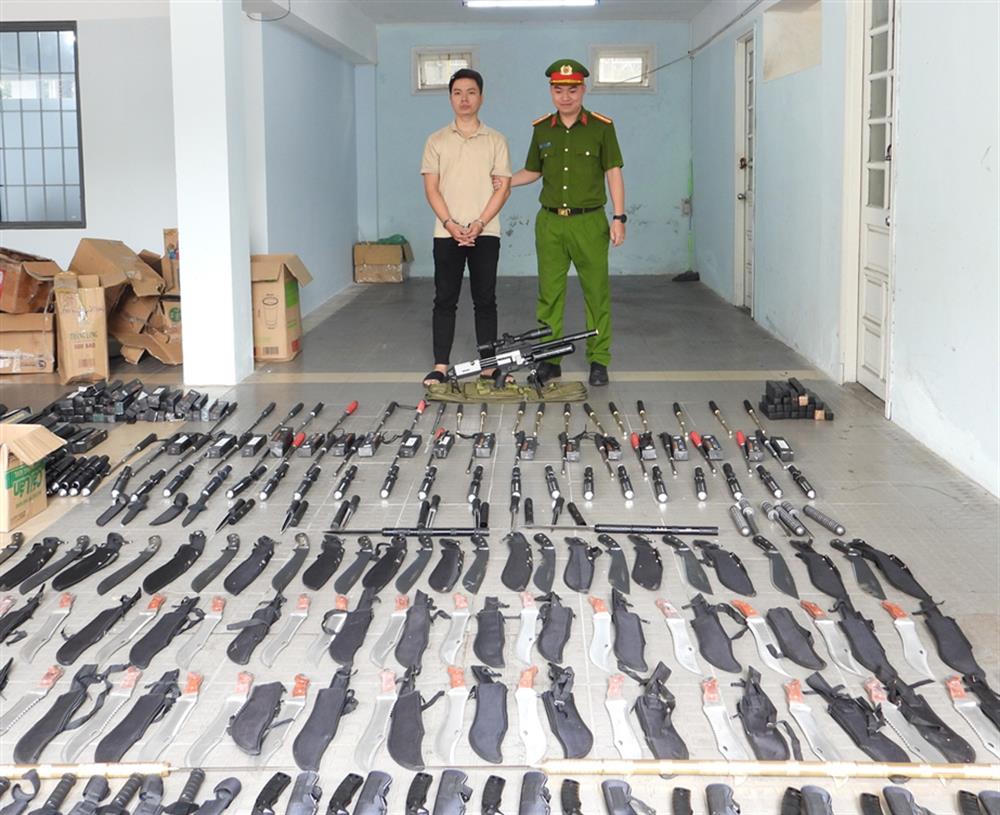 Phá đường dây bán văn bằng giả, thu giữ hơn 800 kiện vũ khí thô sơ 