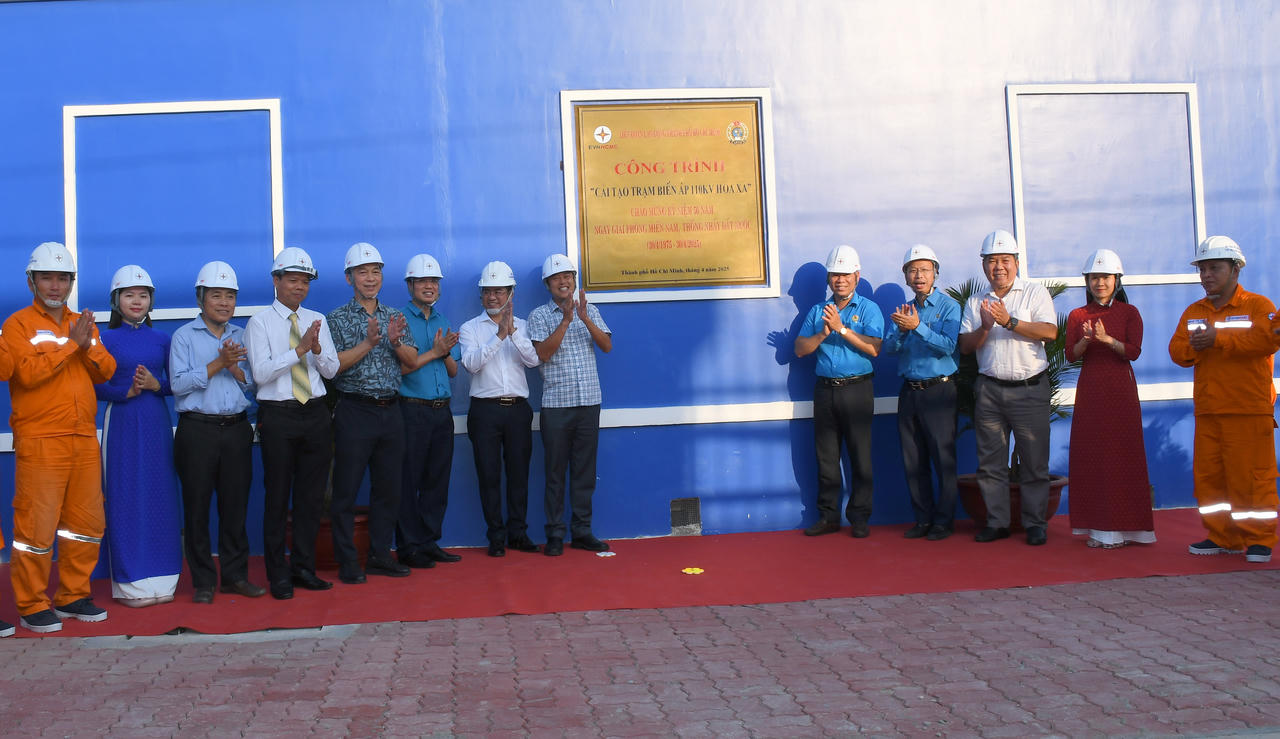 Điện lực TPHCM gắn biển công trình điện mừng 50 năm Giải phóng miền Nam