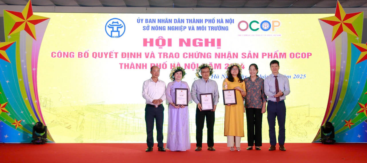 Hà Nội trao quyết định công nhận các danh hiệu làng nghề và chứng nhận sản phẩm OCOP cấp thành phố