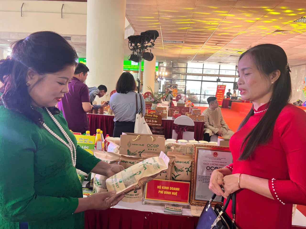 Hà Nội trao quyết định công nhận các danh hiệu làng nghề và chứng nhận sản phẩm OCOP cấp thành phố