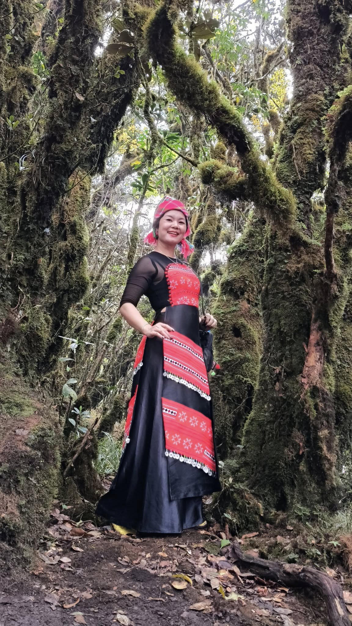 "Vận động viên đặc biệt" của Giải leo núi "Bước chân trên mây" mặc áo dài Việt Nam chinh phục đỉnh Tà Xùa