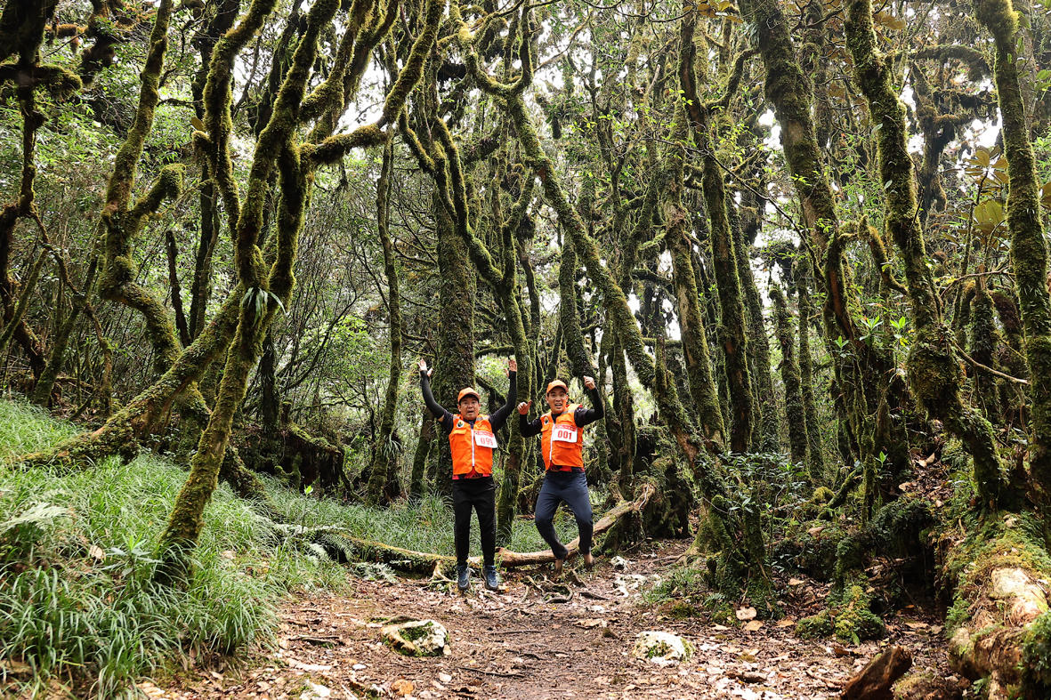 Vẻ đẹp rực rỡ của các nhà báo trên đường chinh phục đỉnh Tà Xùa