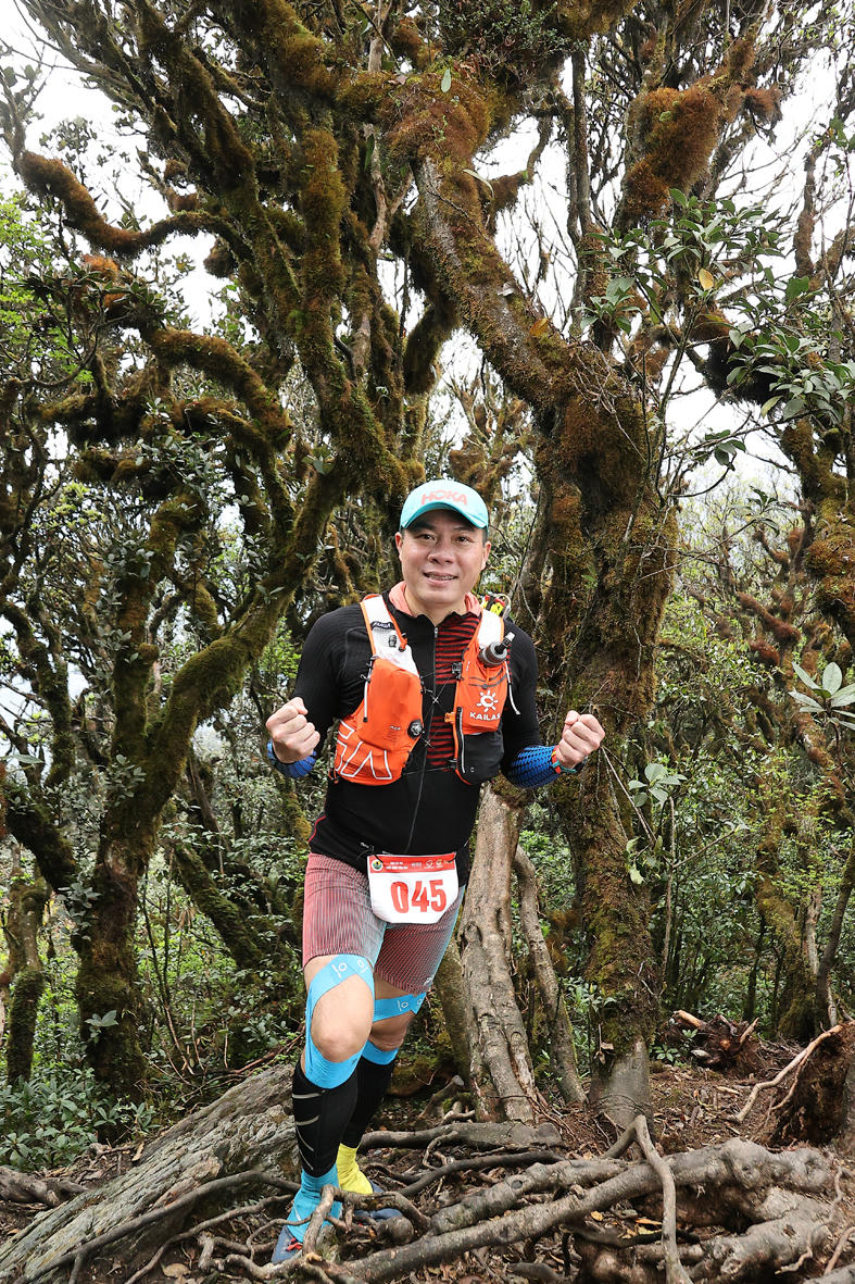 Vẻ đẹp rực rỡ của các nhà báo trên đường chinh phục đỉnh Tà Xùa