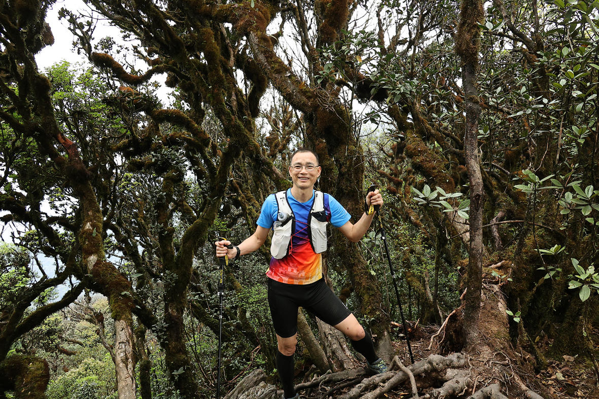 Vẻ đẹp rực rỡ của các nhà báo trên đường chinh phục đỉnh Tà Xùa