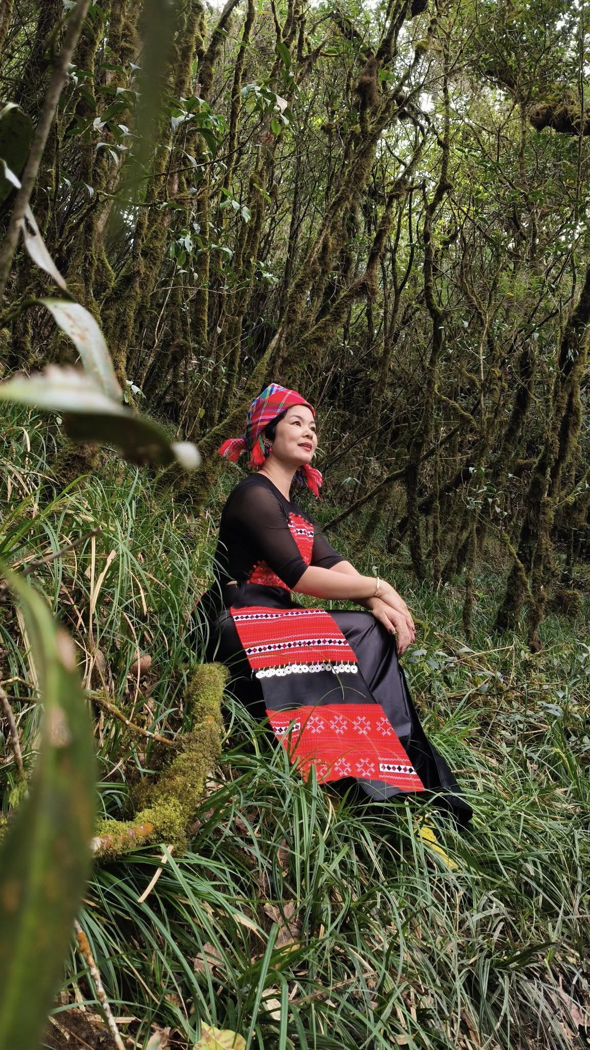 "Vận động viên đặc biệt" của Giải leo núi "Bước chân trên mây" mặc áo dài Việt Nam chinh phục đỉnh Tà Xùa