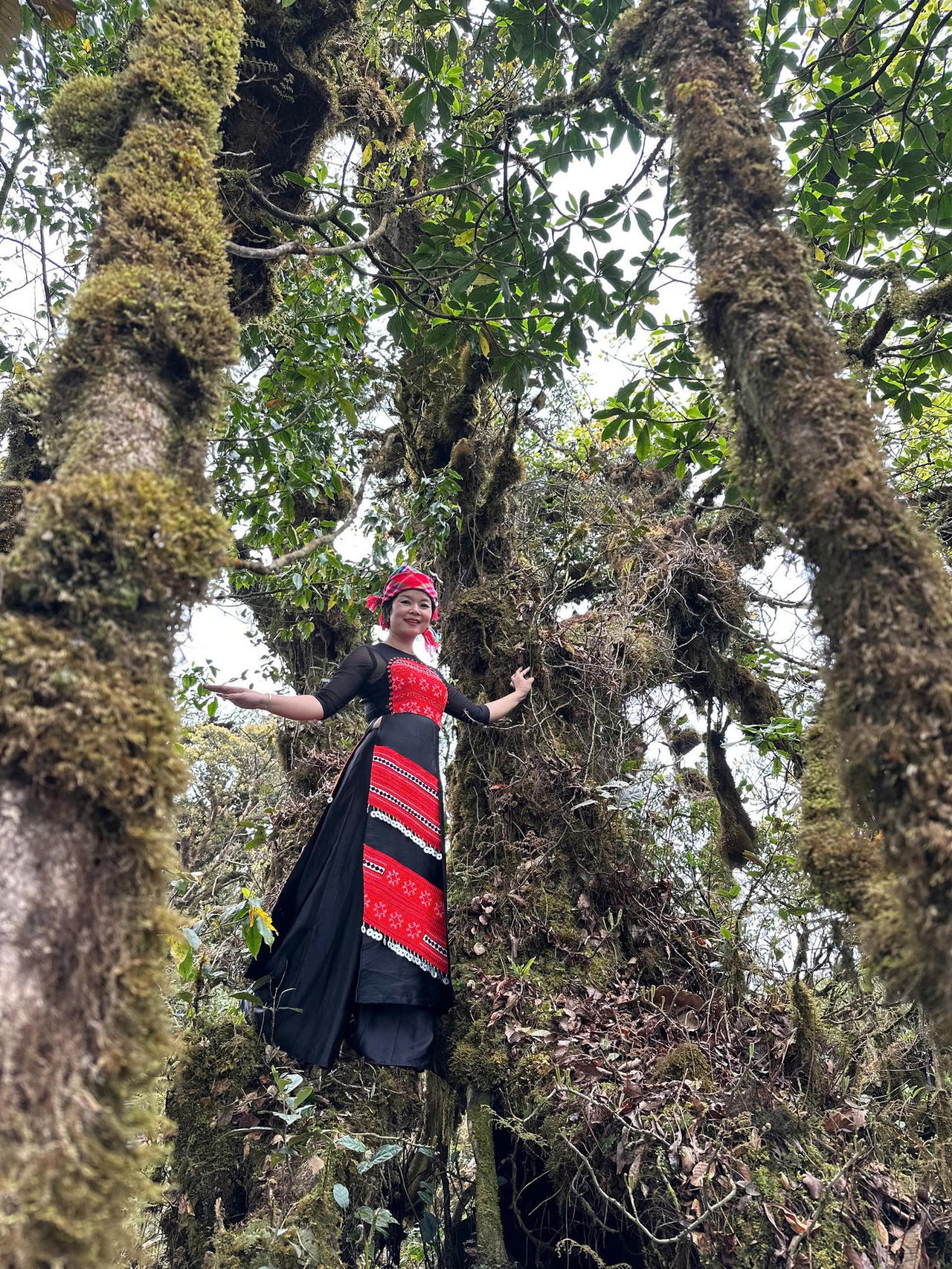 "Vận động viên đặc biệt" của Giải leo núi "Bước chân trên mây" mặc áo dài Việt Nam chinh phục đỉnh Tà Xùa