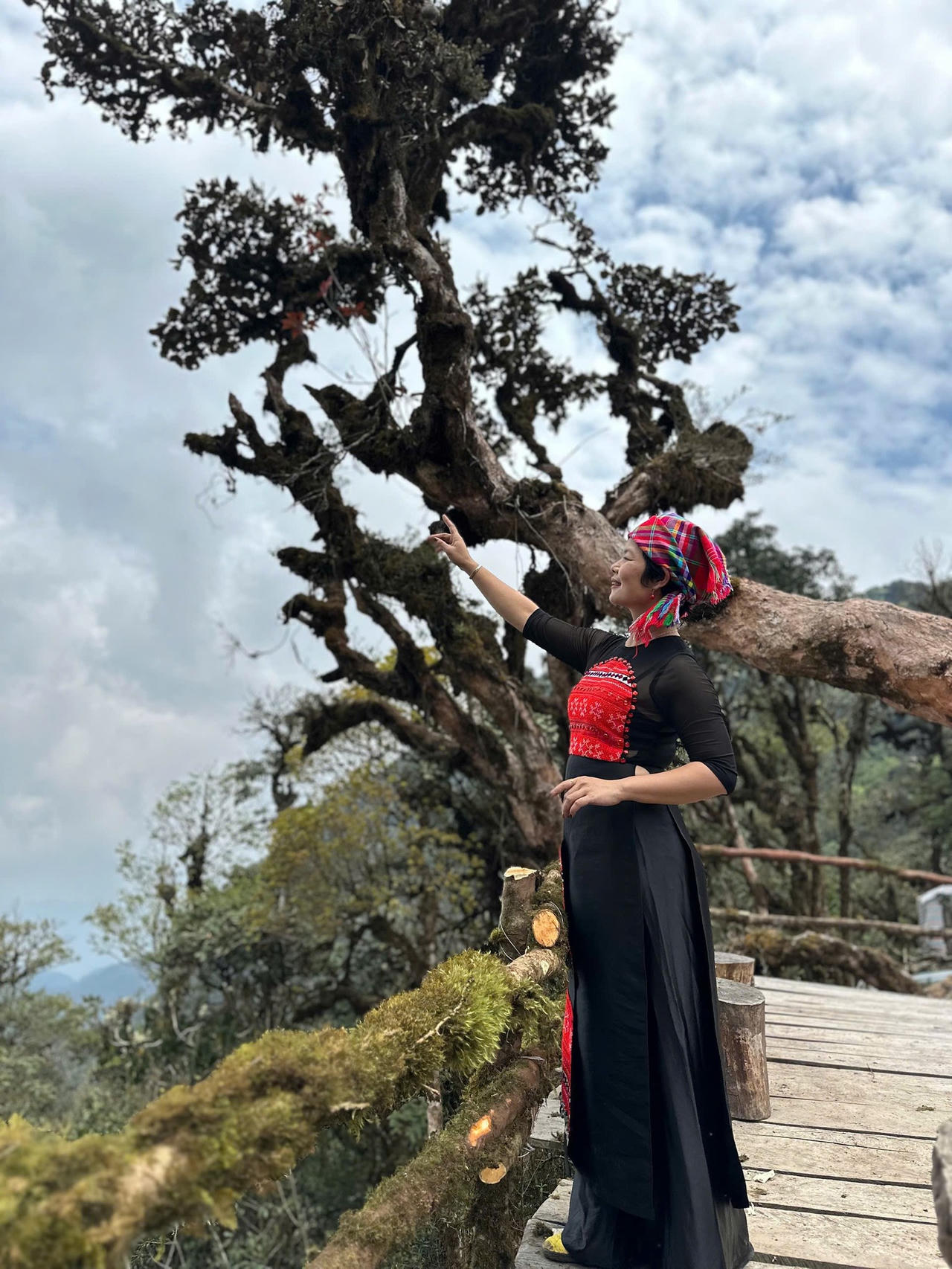 "Vận động viên đặc biệt" của Giải leo núi "Bước chân trên mây" mặc áo dài Việt Nam chinh phục đỉnh Tà Xùa