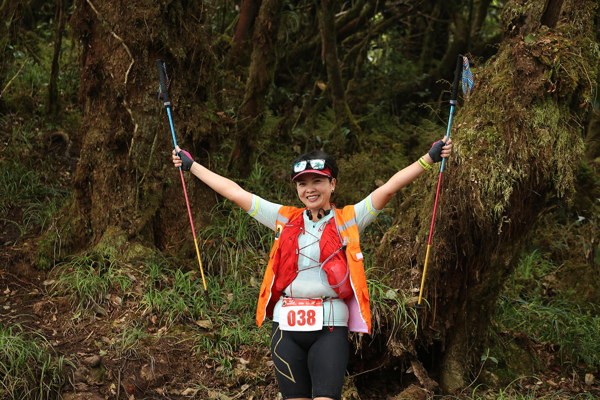 Vẻ đẹp rực rỡ của các nhà báo trên đường chinh phục đỉnh Tà Xùa