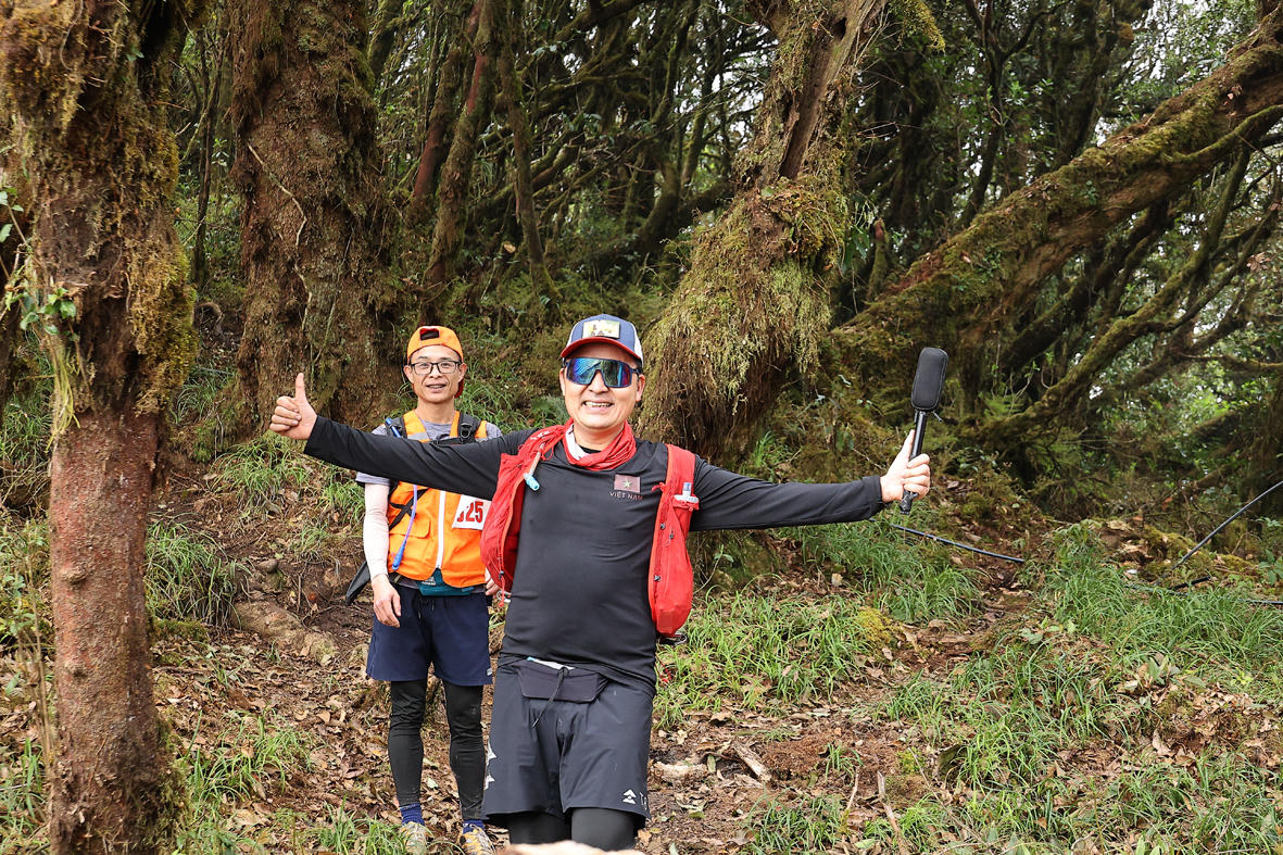 Vẻ đẹp rực rỡ của các nhà báo trên đường chinh phục đỉnh Tà Xùa