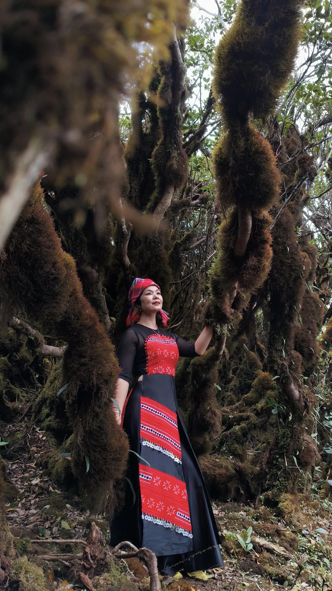 "Vận động viên đặc biệt" của Giải leo núi "Bước chân trên mây" mặc áo dài Việt Nam chinh phục đỉnh Tà Xùa