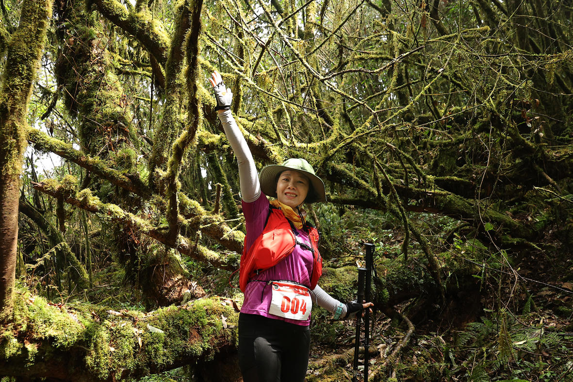 Vẻ đẹp rực rỡ của các nhà báo trên đường chinh phục đỉnh Tà Xùa