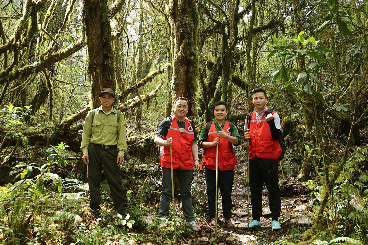 Vẻ đẹp rực rỡ của các nhà báo trên đường chinh phục đỉnh Tà Xùa