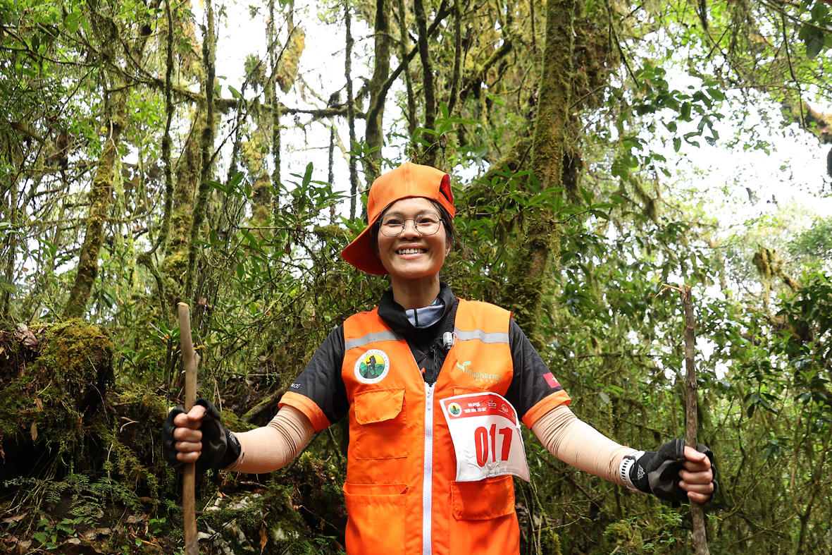 Vẻ đẹp rực rỡ của các nhà báo trên đường chinh phục đỉnh Tà Xùa