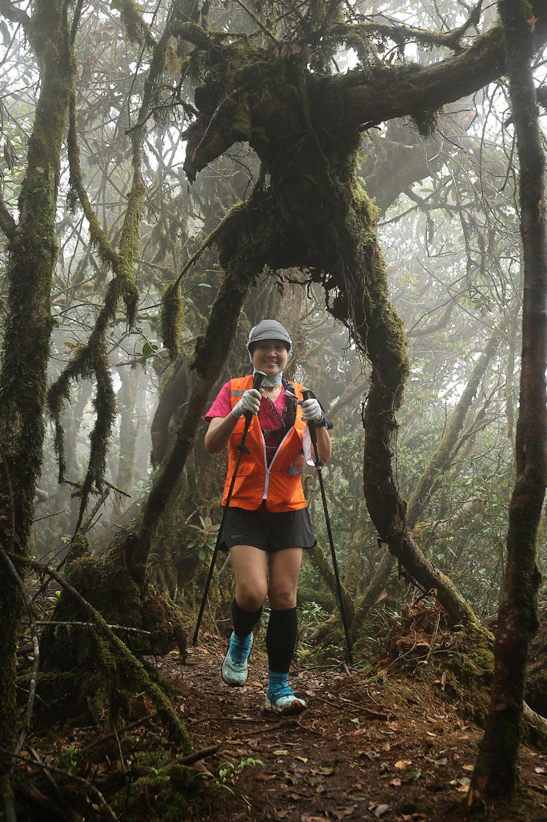 Vẻ đẹp rực rỡ của các nhà báo trên đường chinh phục đỉnh Tà Xùa