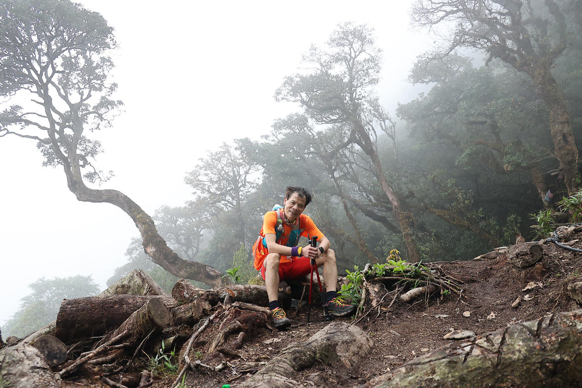 Vẻ đẹp rực rỡ của các nhà báo trên đường chinh phục đỉnh Tà Xùa