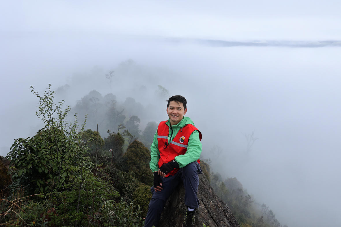 Vẻ đẹp rực rỡ của các nhà báo trên đường chinh phục đỉnh Tà Xùa