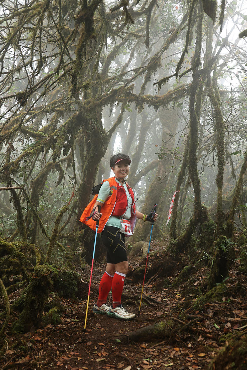 Vẻ đẹp rực rỡ của các nhà báo trên đường chinh phục đỉnh Tà Xùa