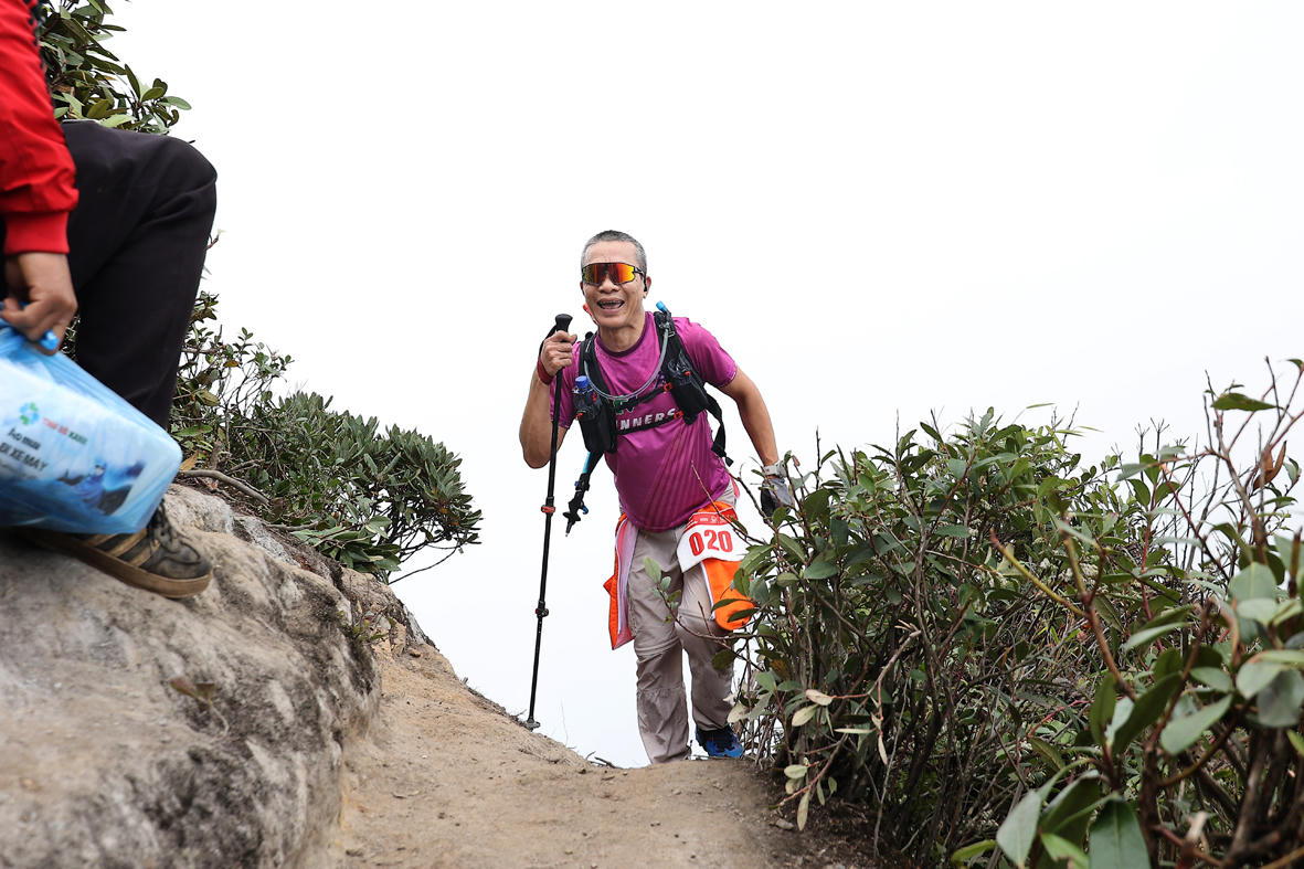 Vẻ đẹp rực rỡ của các nhà báo trên đường chinh phục đỉnh Tà Xùa