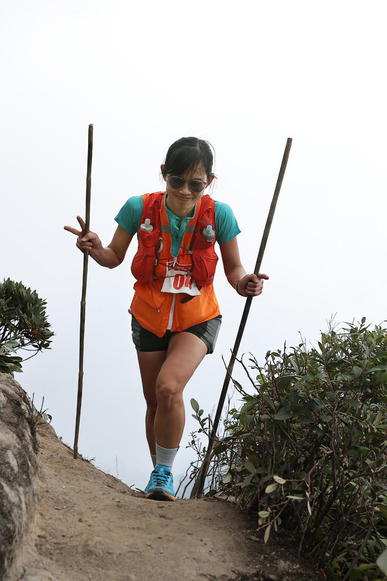 Vẻ đẹp rực rỡ của các nhà báo trên đường chinh phục đỉnh Tà Xùa