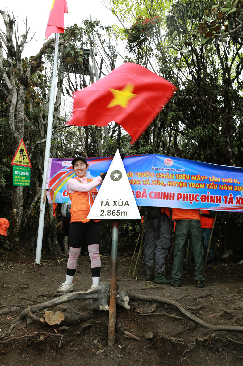 Vẻ đẹp rực rỡ của các nhà báo trên đường chinh phục đỉnh Tà Xùa