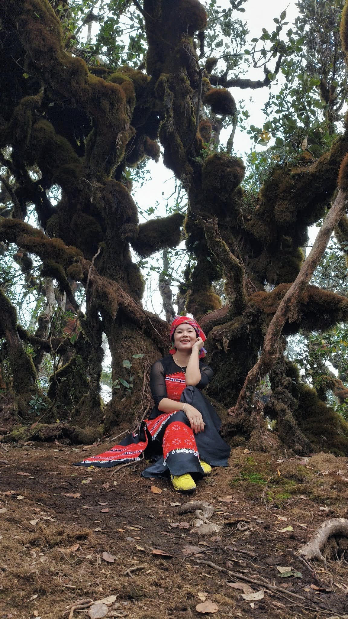 "Vận động viên đặc biệt" của Giải leo núi "Bước chân trên mây" mặc áo dài Việt Nam chinh phục đỉnh Tà Xùa