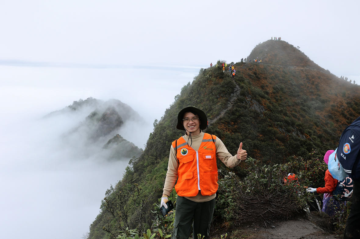 Vẻ đẹp rực rỡ của các nhà báo trên đường chinh phục đỉnh Tà Xùa