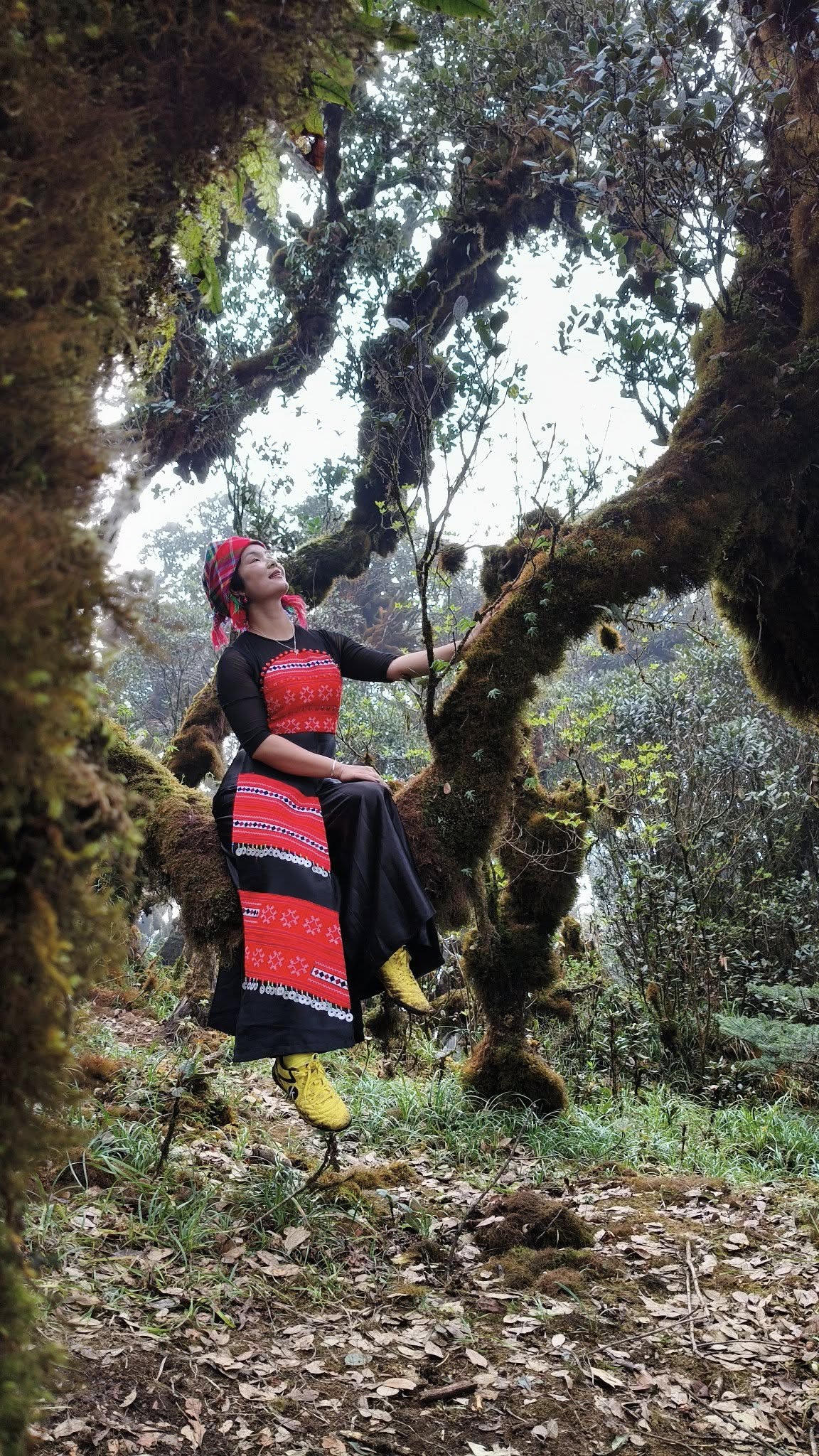 "Vận động viên đặc biệt" của Giải leo núi "Bước chân trên mây" mặc áo dài Việt Nam chinh phục đỉnh Tà Xùa