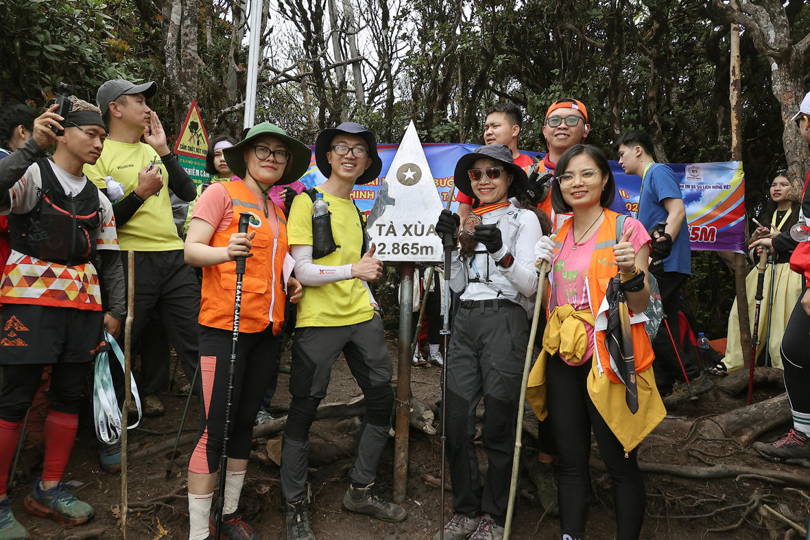 Vẻ đẹp rực rỡ của các nhà báo trên đường chinh phục đỉnh Tà Xùa