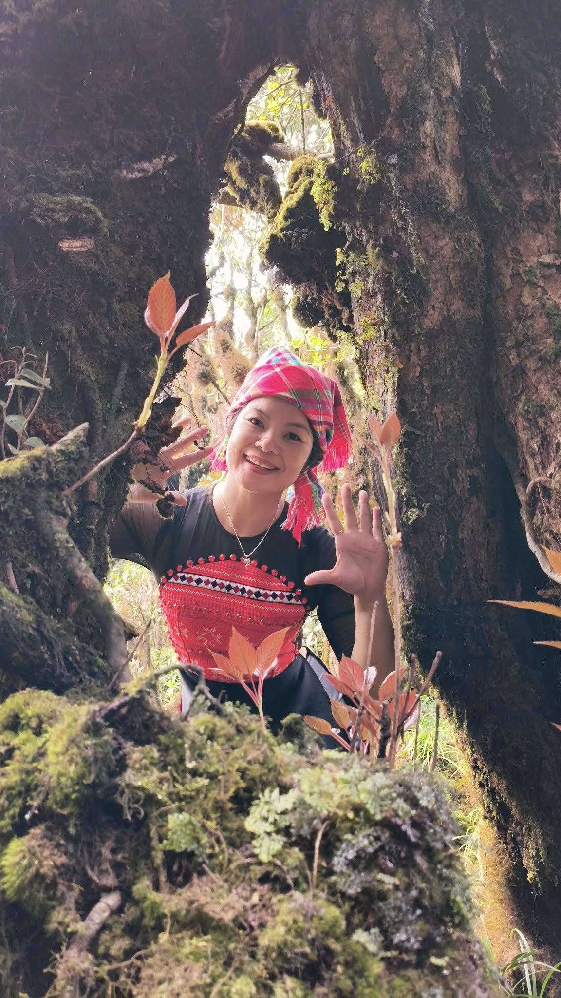 "Vận động viên đặc biệt" của Giải leo núi "Bước chân trên mây" mặc áo dài Việt Nam chinh phục đỉnh Tà Xùa