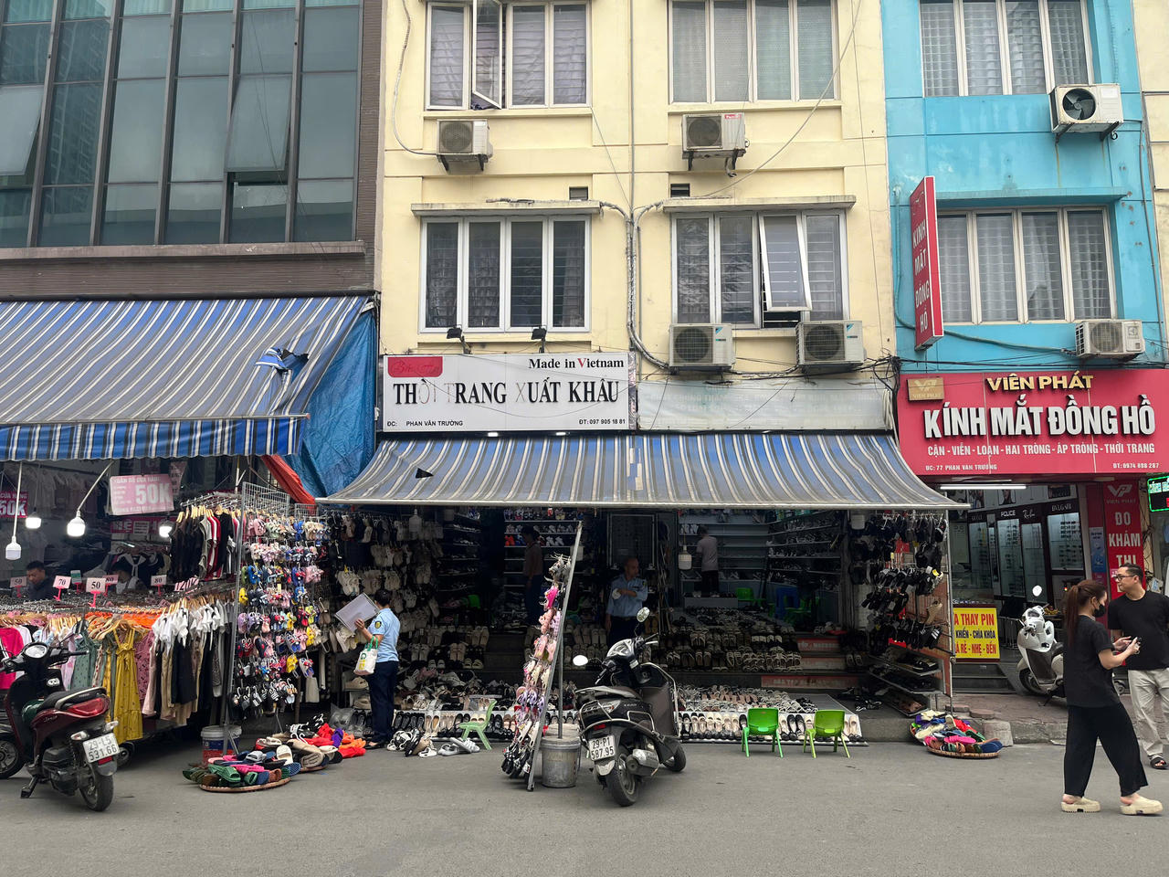 "Chợ hàng hiệu" Nhà Xanh bị kiểm tra, hóa ra hàng trăm món đều là đồ giả