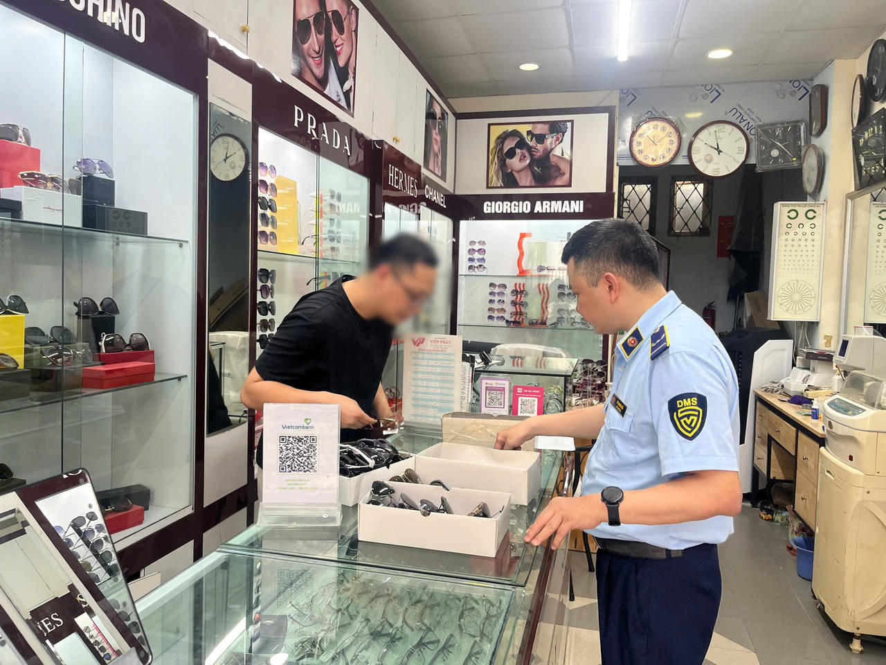 "Chợ hàng hiệu" Nhà Xanh bị kiểm tra, hóa ra hàng trăm món đều là đồ giả