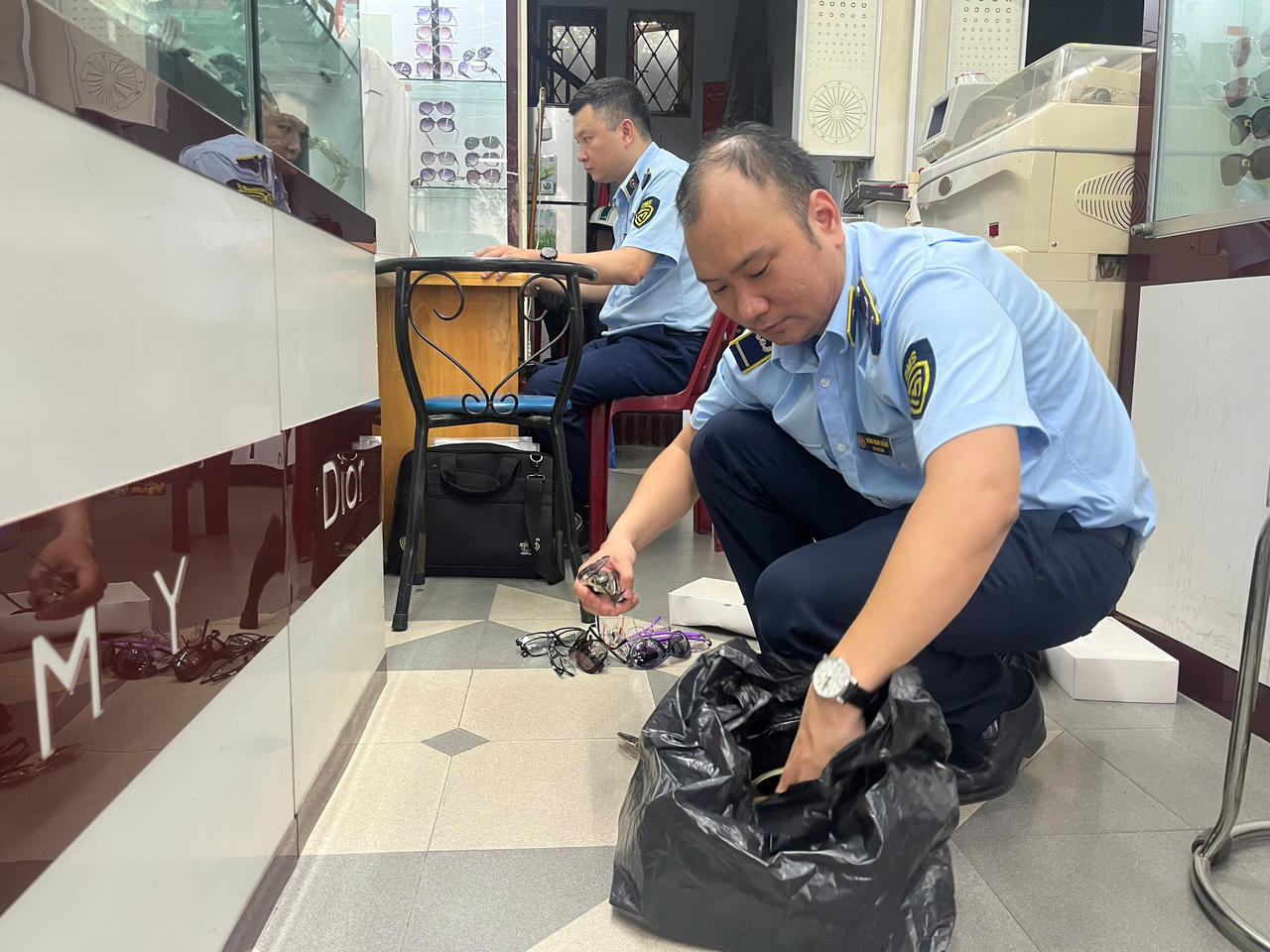 "Chợ hàng hiệu" Nhà Xanh bị kiểm tra, hóa ra hàng trăm món đều là đồ giả